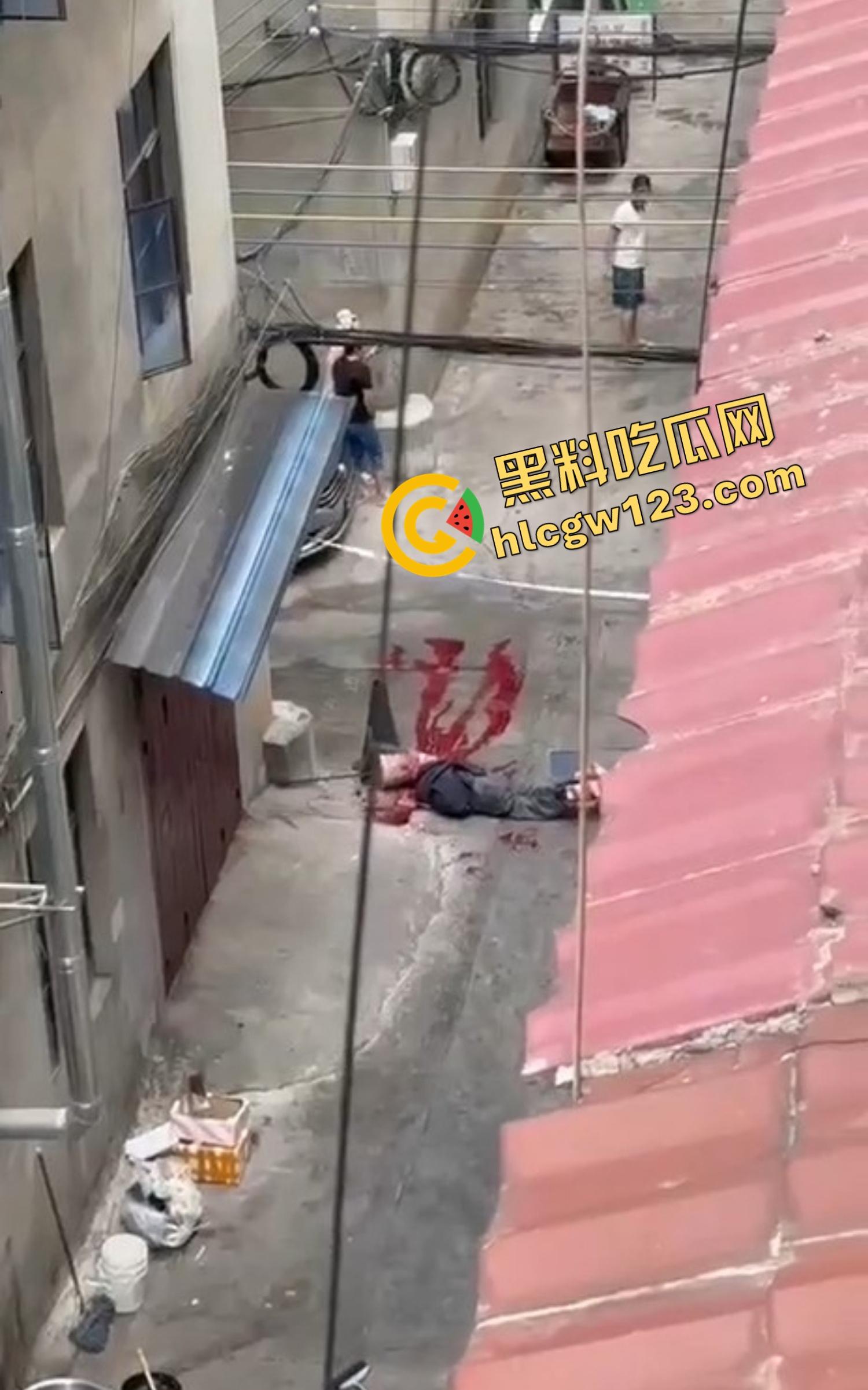 玉溪东风广场持刀砍人事件,押金纠纷升级成街头血案,房东拐杖怒砸,租客反手一刀劈下去这钱,是拿命抵的?-9