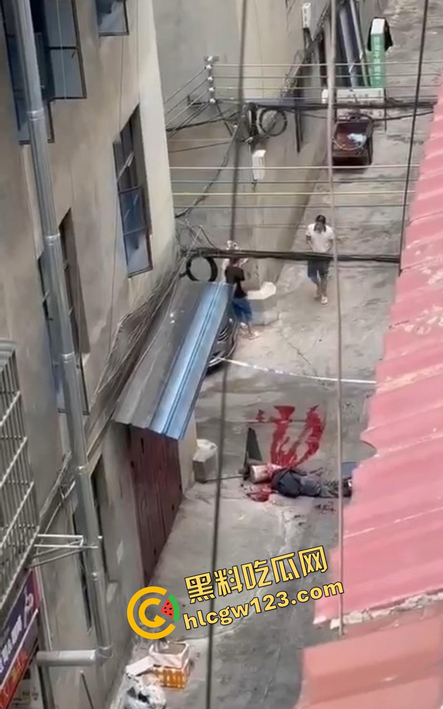 玉溪东风广场持刀砍人事件,押金纠纷升级成街头血案,房东拐杖怒砸,租客反手一刀劈下去这钱,是拿命抵的?-10