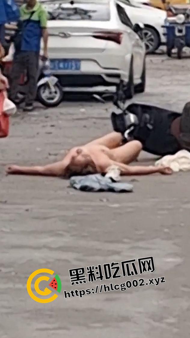东莞中通快递1V3 被围殴到衣服全被脱光 躺在路中间装死 这不白白便宜路过的人了吗 现场视频流出-1