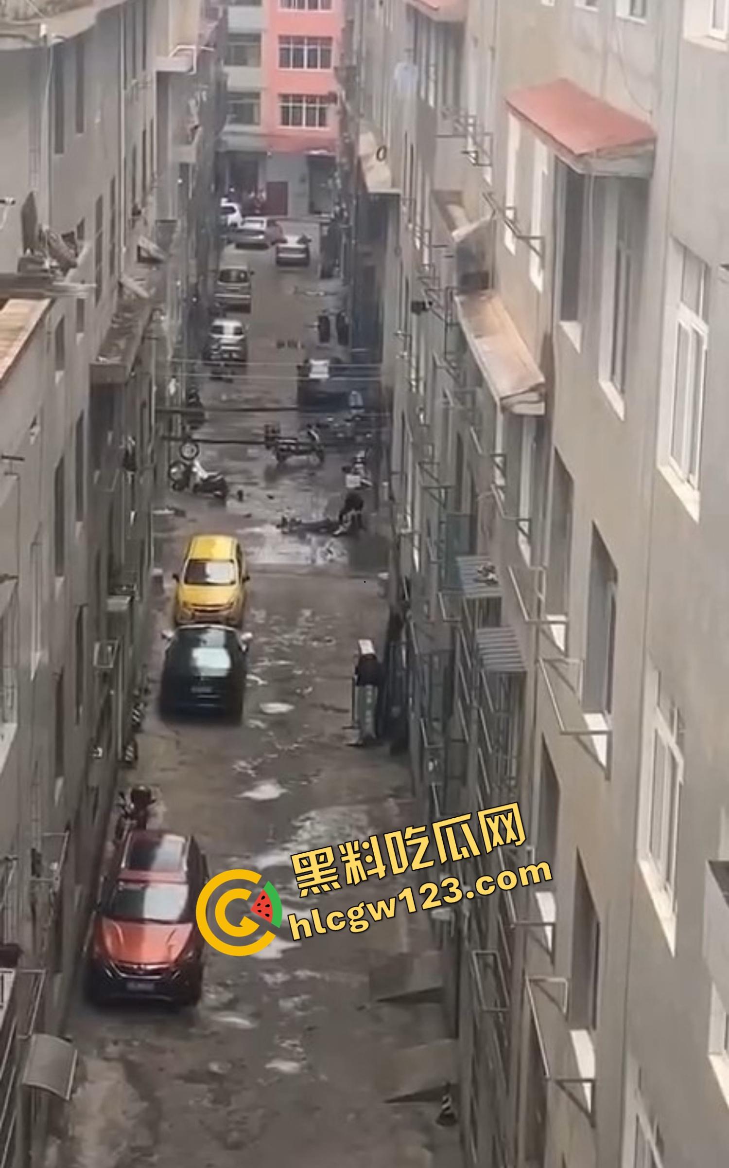 玉溪东风广场持刀砍人事件,押金纠纷升级成街头血案,房东拐杖怒砸,租客反手一刀劈下去这钱,是拿命抵的?-11