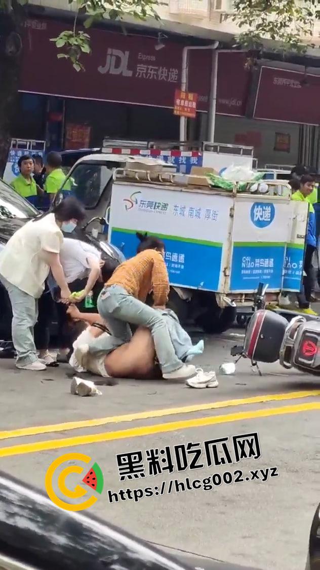 东莞中通快递1V3 被围殴到衣服全被脱光 躺在路中间装死 这不白白便宜路过的人了吗 现场视频流出-2