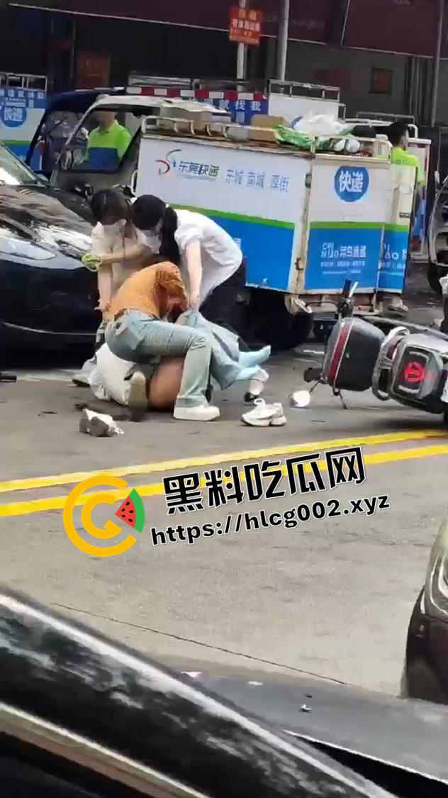 东莞中通快递1V3 被围殴到衣服全被脱光 躺在路中间装死 这不白白便宜路过的人了吗 现场视频流出-3