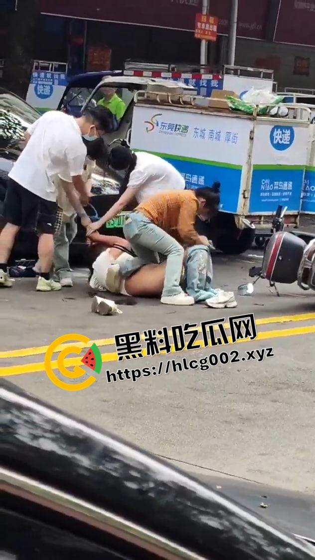 东莞中通快递1V3 被围殴到衣服全被脱光 躺在路中间装死 这不白白便宜路过的人了吗 现场视频流出-4