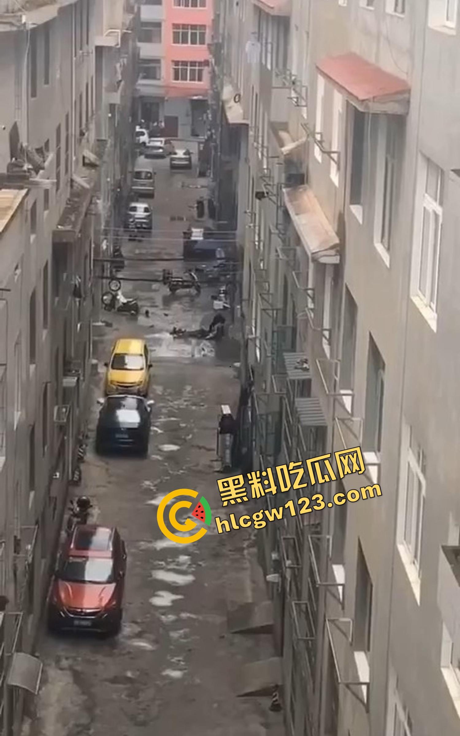 玉溪东风广场持刀砍人事件,押金纠纷升级成街头血案,房东拐杖怒砸,租客反手一刀劈下去这钱,是拿命抵的?-12