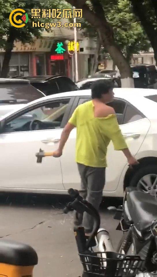 顺德街头武德尽失,黄衣憨憨被揍后不服,扳手砸车泄愤,真就得饶人处且饶怂呗?-1