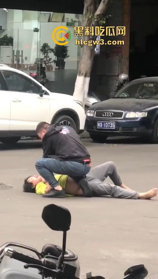 顺德街头武德尽失,黄衣憨憨被揍后不服,扳手砸车泄愤,真就得饶人处且饶怂呗?-2