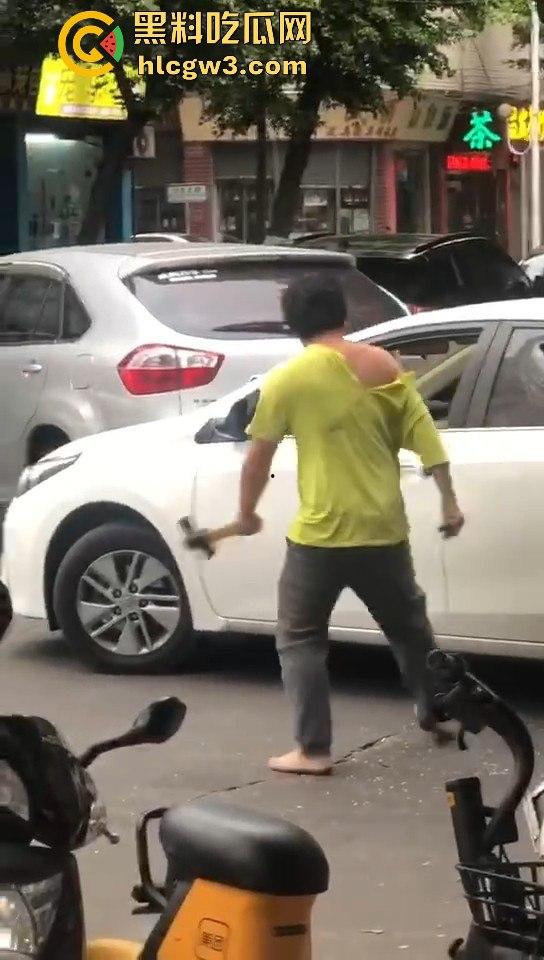 顺德街头武德尽失,黄衣憨憨被揍后不服,扳手砸车泄愤,真就得饶人处且饶怂呗?-4