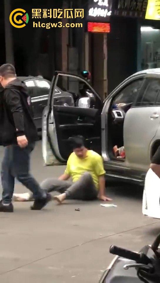 顺德街头武德尽失,黄衣憨憨被揍后不服,扳手砸车泄愤,真就得饶人处且饶怂呗?-7