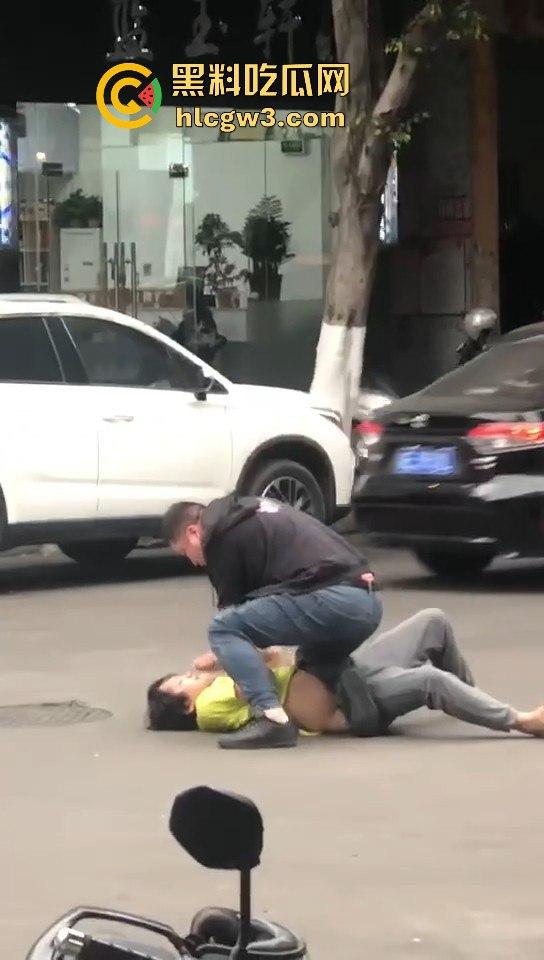 顺德街头武德尽失,黄衣憨憨被揍后不服,扳手砸车泄愤,真就得饶人处且饶怂呗?-8
