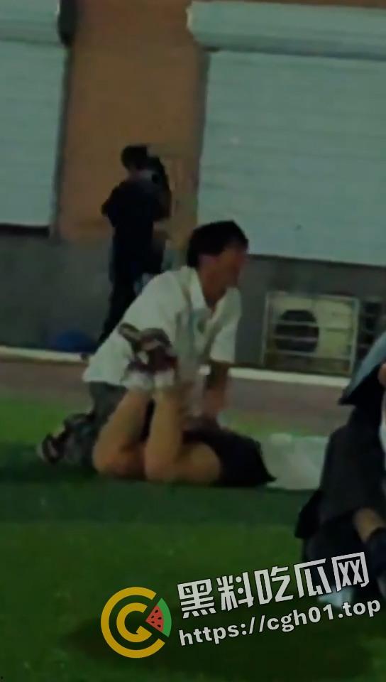 学校操场当众play 屁股做脸 后入猛扣 这怕不是已经放进去了-1