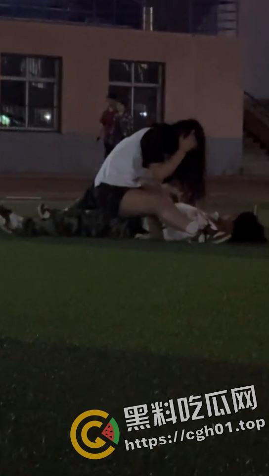 学校操场当众play 屁股做脸 后入猛扣 这怕不是已经放进去了-4