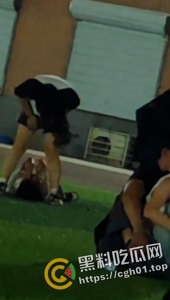 学校操场当众play 屁股做脸 后入猛扣 这怕不是已经放进去了-5