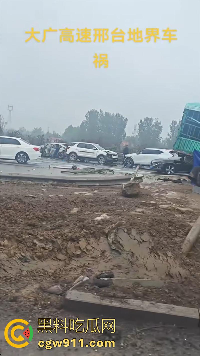 十一期间最惨烈车祸,G45大广高速河北威县路段,大货车与多辆小汽车,发生严重碰撞,油箱都爆了!-1