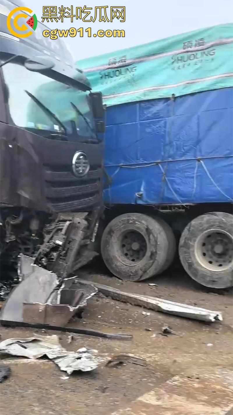 十一期间最惨烈车祸,G45大广高速河北威县路段,大货车与多辆小汽车,发生严重碰撞,油箱都爆了!-2