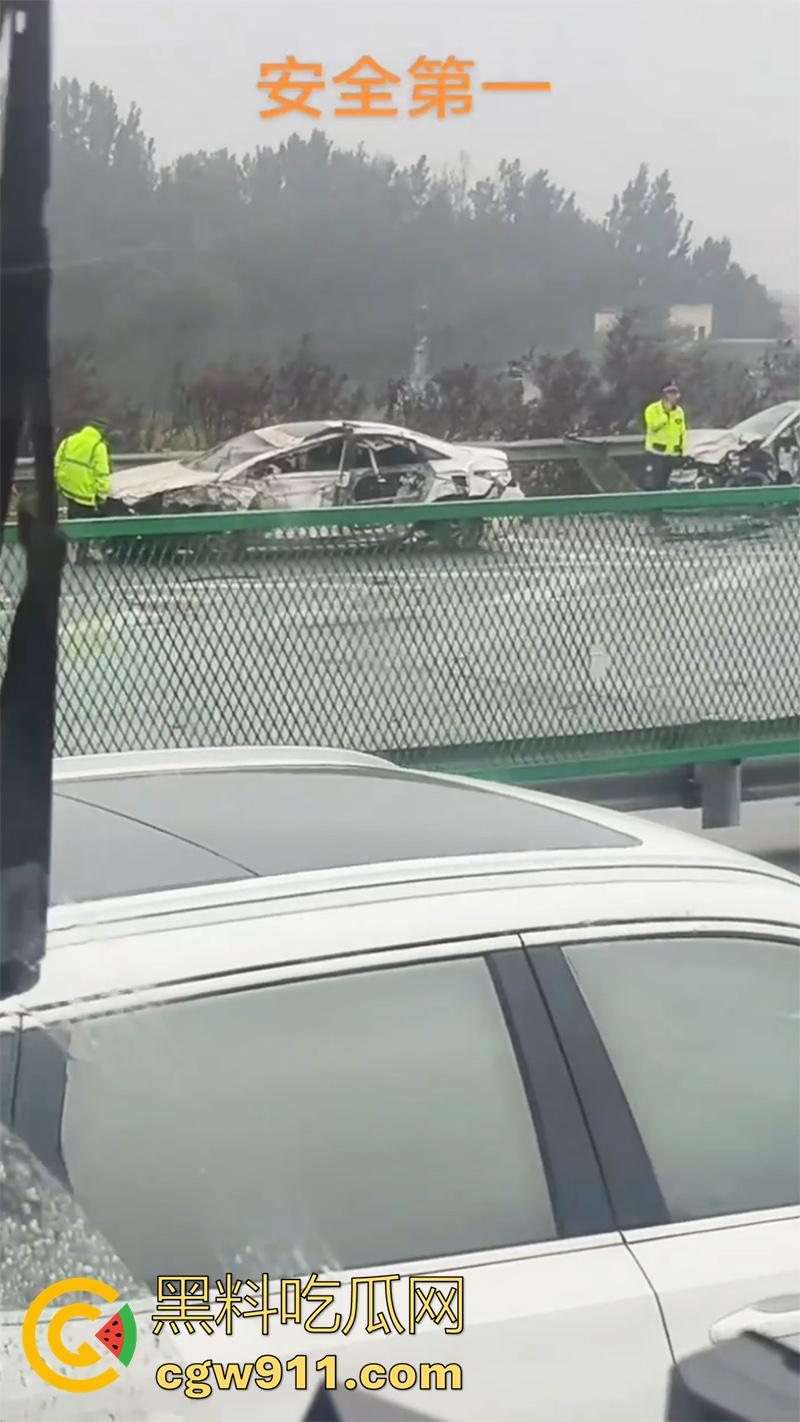 十一期间最惨烈车祸,G45大广高速河北威县路段,大货车与多辆小汽车,发生严重碰撞,油箱都爆了!-3