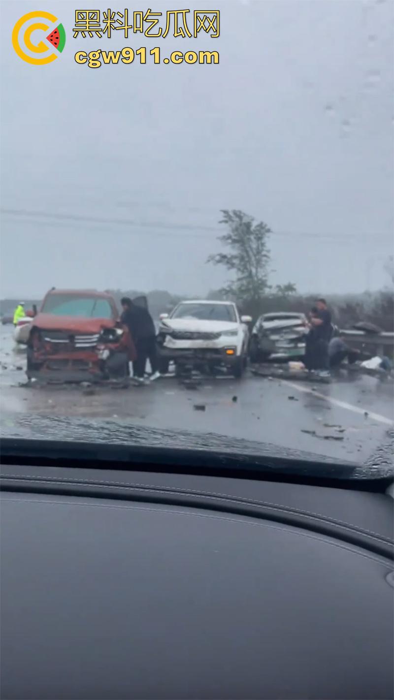 十一期间最惨烈车祸,G45大广高速河北威县路段,大货车与多辆小汽车,发生严重碰撞,油箱都爆了!-5