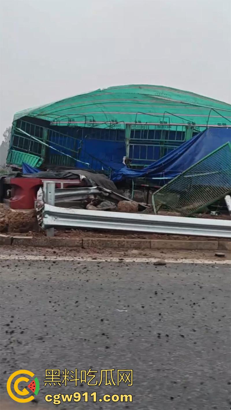 十一期间最惨烈车祸,G45大广高速河北威县路段,大货车与多辆小汽车,发生严重碰撞,油箱都爆了!-7