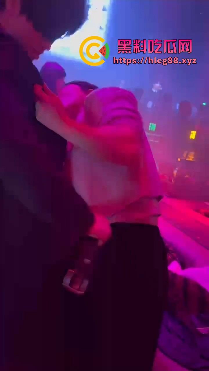 男模腹肌操翻集美骚心,现场舔奶头急扒裤叼屌,大姐浪得抓鸟急不可耐,女拳别装纯你们也就这操性!-7