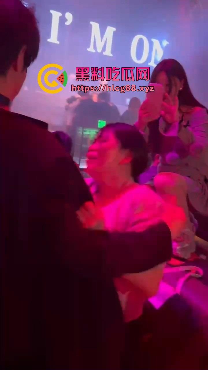 男模腹肌操翻集美骚心,现场舔奶头急扒裤叼屌,大姐浪得抓鸟急不可耐,女拳别装纯你们也就这操性!-10