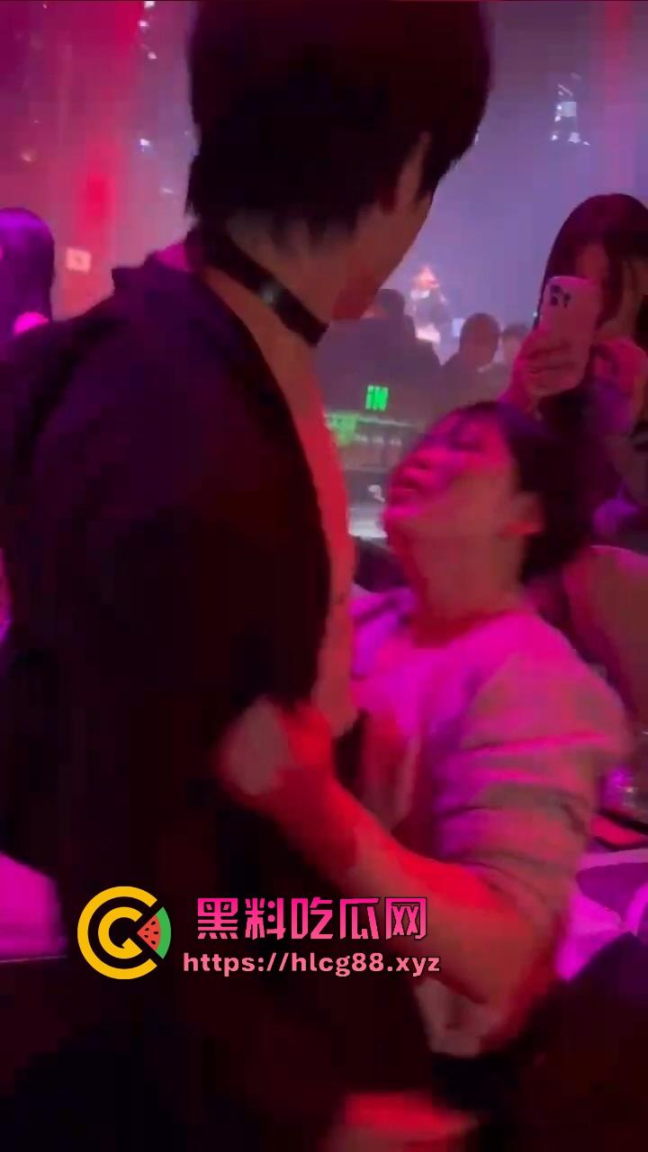 男模腹肌操翻集美骚心,现场舔奶头急扒裤叼屌,大姐浪得抓鸟急不可耐,女拳别装纯你们也就这操性!-13