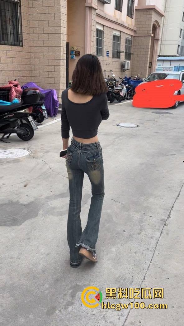 湖南长沙反差女友【崔燕语】高颜值无敌反差巨乳肥臀欲望值直接拉满,私密照视频流出,内容劲爆吸引眼球!!-1