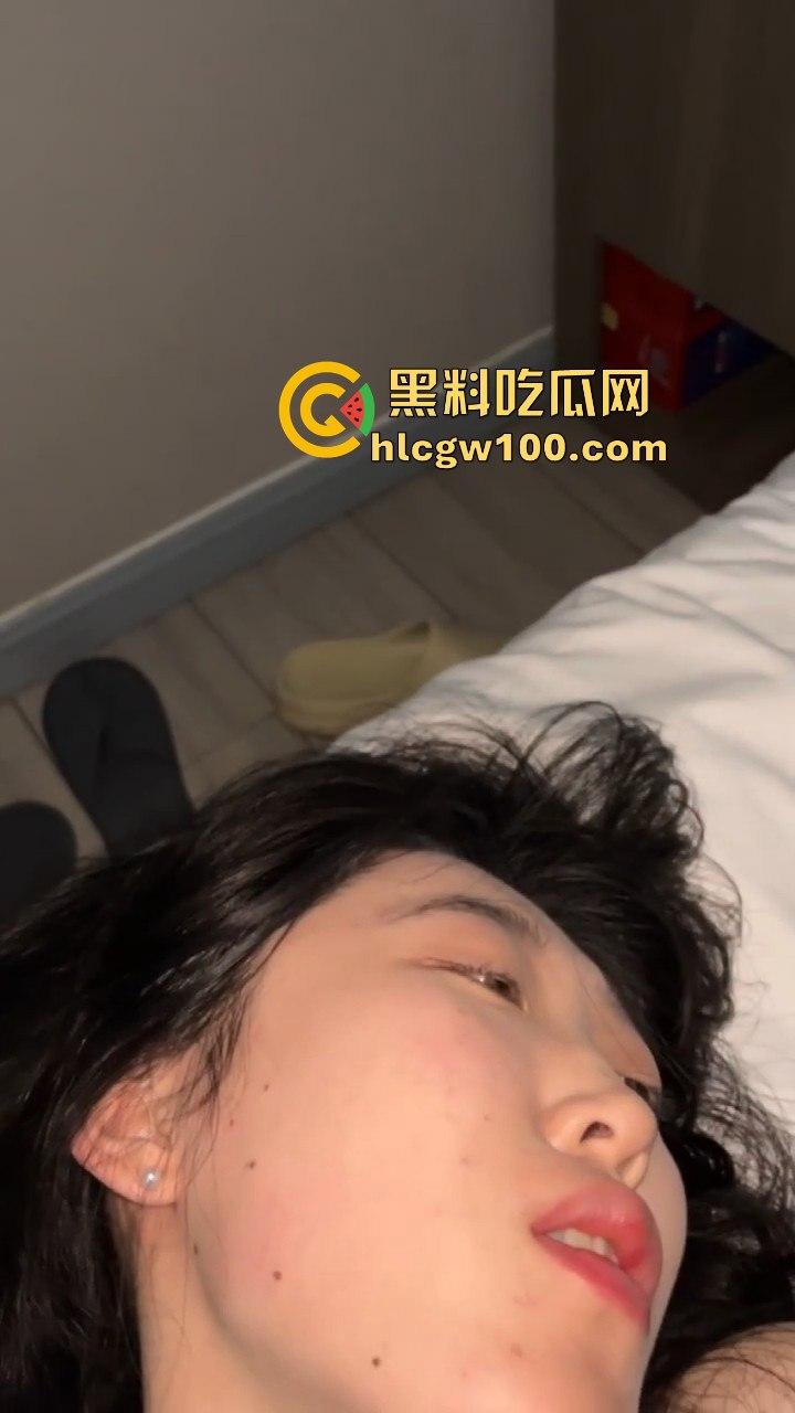 湖南长沙反差女友【崔燕语】高颜值无敌反差巨乳肥臀欲望值直接拉满,私密照视频流出,内容劲爆吸引眼球!!-8