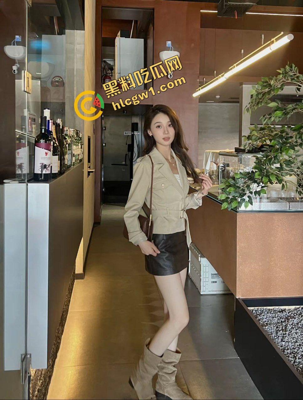 抖音带货小网红骚鸡『一只杨蹄』修长筷子腿甜妹 金链大哥花式后入!独家曝光流出!-3