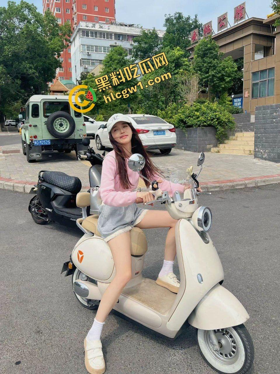 抖音带货小网红骚鸡『一只杨蹄』修长筷子腿甜妹 金链大哥花式后入!独家曝光流出!-4