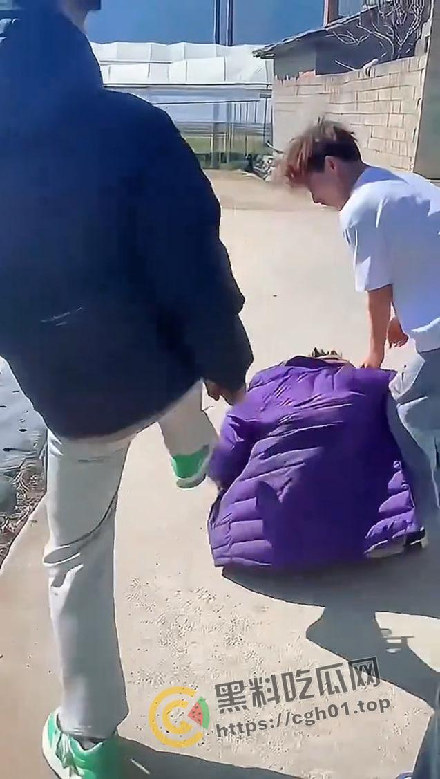 儿子被打 父亲让警察拦着不让回家?四川凉山霸凌事件 愤怒民众包围警察局-5