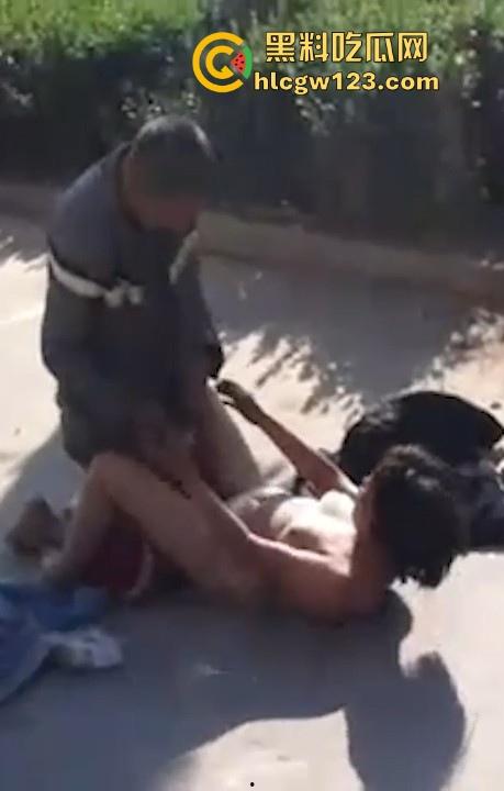 大爷大妈马路边激情做爱 被围观群众怼脸拍摄 吓的大爷连忙起身提裤子 大妈全裸状态还一脸懵逼!-4