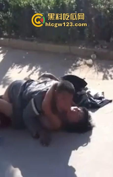 大爷大妈马路边激情做爱 被围观群众怼脸拍摄 吓的大爷连忙起身提裤子 大妈全裸状态还一脸懵逼!-7