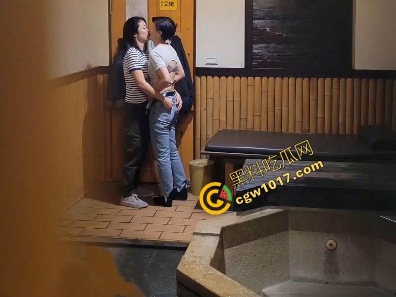 高档温泉酒店针孔盗摄女同洗澡实录!极品美乳,曲线玲珑,抱在一起疯狂深吻,浴缸春色无限-1