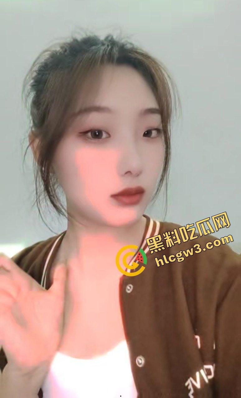 庆阳陇东学院大三反差婊骚货女学生『蒋欣依』下海做鸡赚学费 口爆后怼服务给力!独家流出!-1