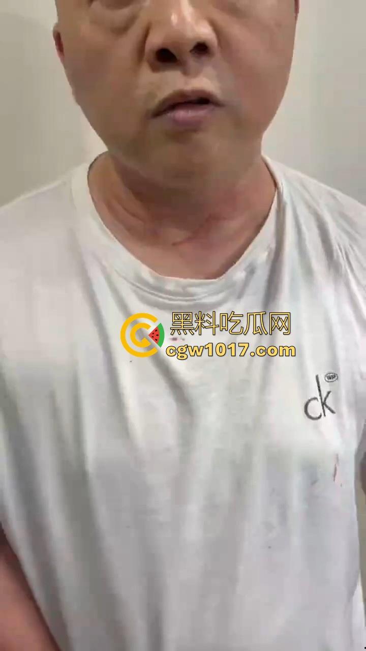 人在河边走哪有不湿鞋啊!中年大哥赌博出老千被当场捉住,惨遭围殴毒打,本想还手奈何对方人多!-5