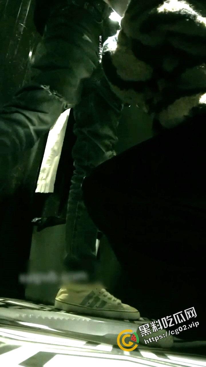 偸拍Club夜场 女厕 超多时尚靓妹方便 逼脸同框  意外收获性急小情侣口交后入快餐式性爱-2