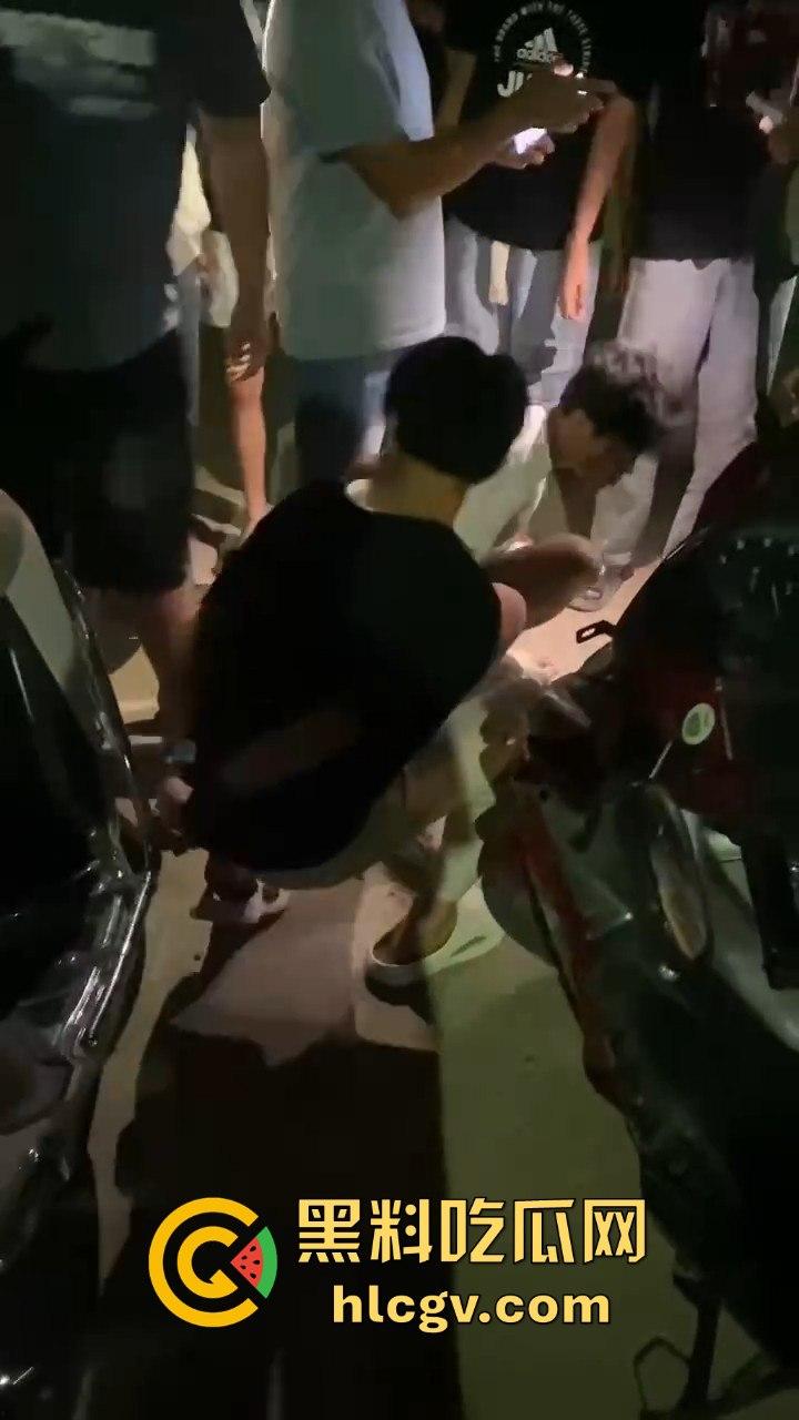 饶平霞东公园精神小伙偷车被当场抓获,装逼不成反成笑话!-1