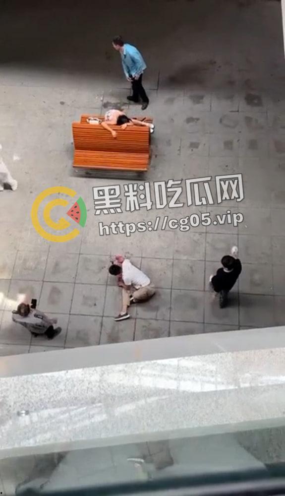 湖南25岁男网聊初中生并与其开房 被女孩父母抓到差点打死 被警擦组织 现场血腥画面曝光-4