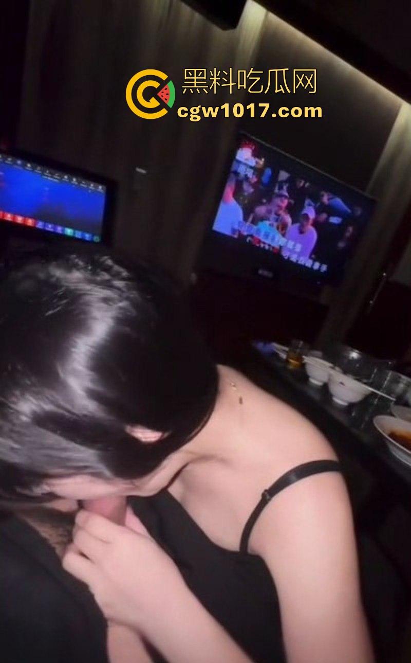 两杯酒下肚高颜值腼腆公主秒变舔屌魅魔!KTV包厢内彻底放开,露脸跪地口交深喉,哪眼神感觉要吃人!-6