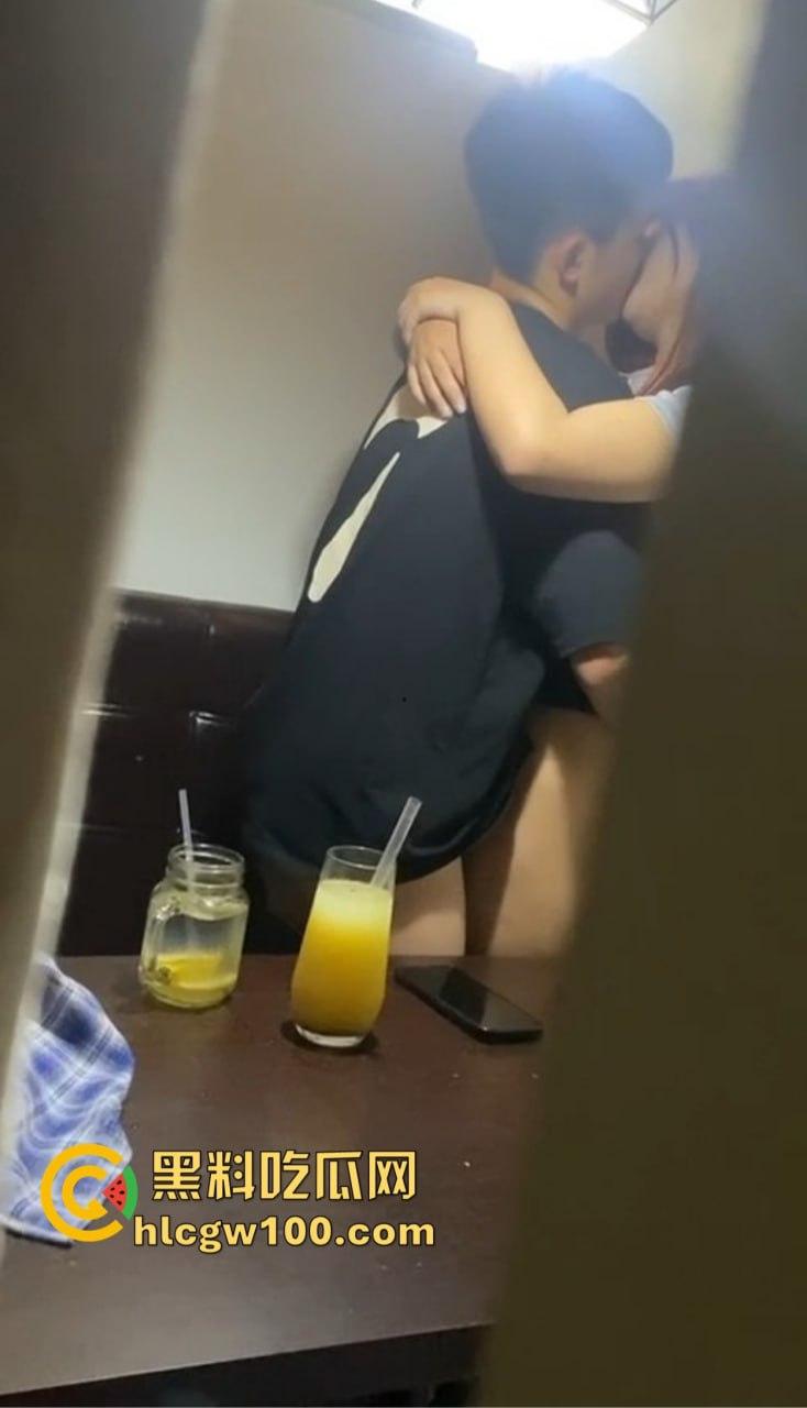 奶茶店上演学生激情啪啪直播大曝光,四川雅安白丝JK校服高中妹忘拉窗帘,被全程偷拍娇喘声浪到奶茶洒一桌!-6