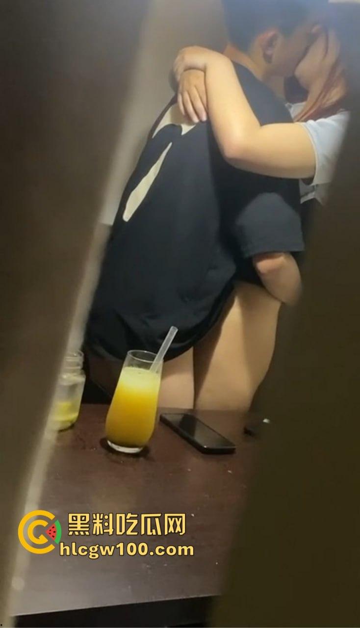 奶茶店上演学生激情啪啪直播大曝光,四川雅安白丝JK校服高中妹忘拉窗帘,被全程偷拍娇喘声浪到奶茶洒一桌!-7