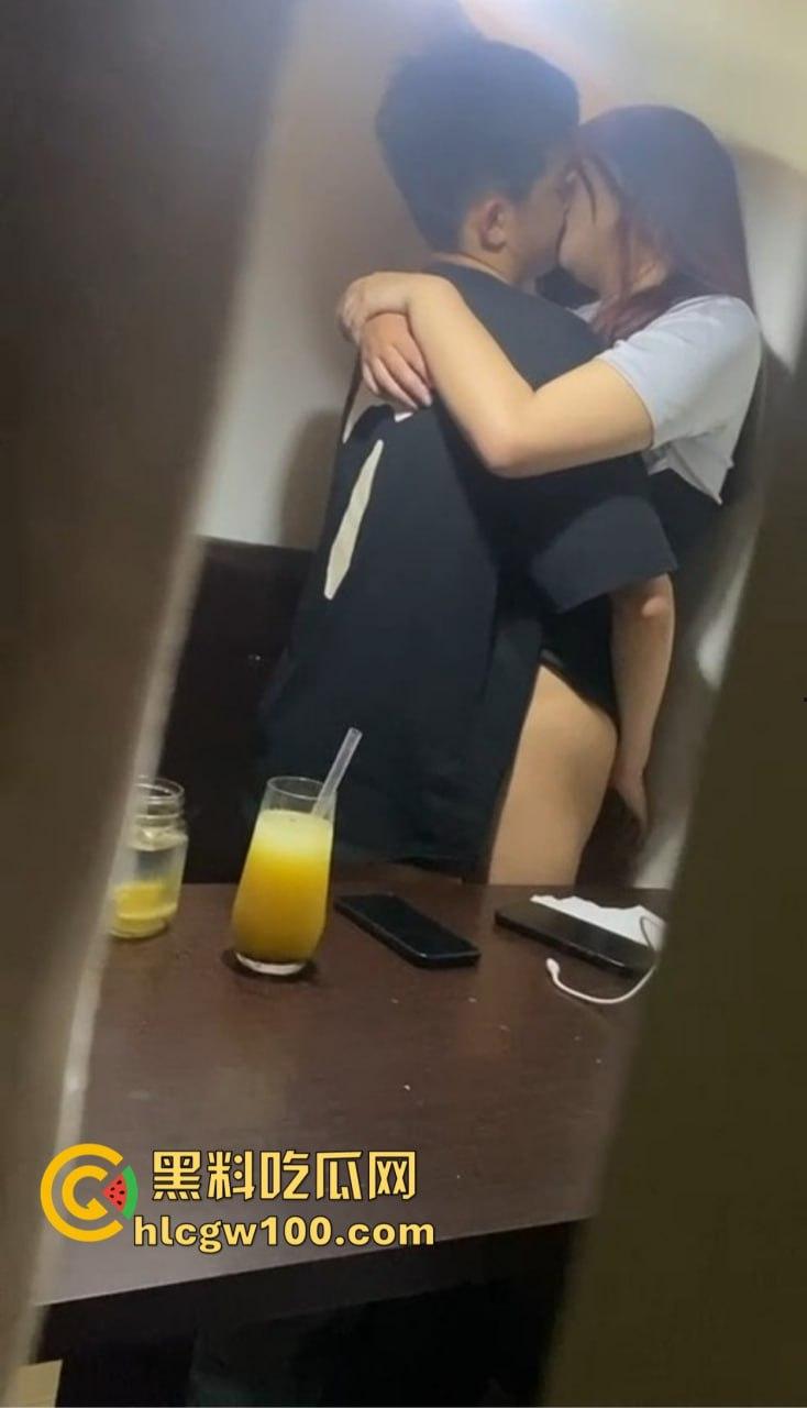 奶茶店上演学生激情啪啪直播大曝光,四川雅安白丝JK校服高中妹忘拉窗帘,被全程偷拍娇喘声浪到奶茶洒一桌!-8