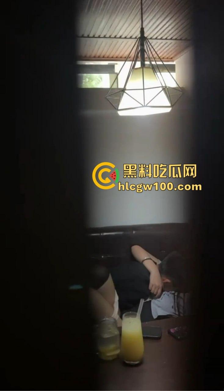 奶茶店上演学生激情啪啪直播大曝光,四川雅安白丝JK校服高中妹忘拉窗帘,被全程偷拍娇喘声浪到奶茶洒一桌!-10