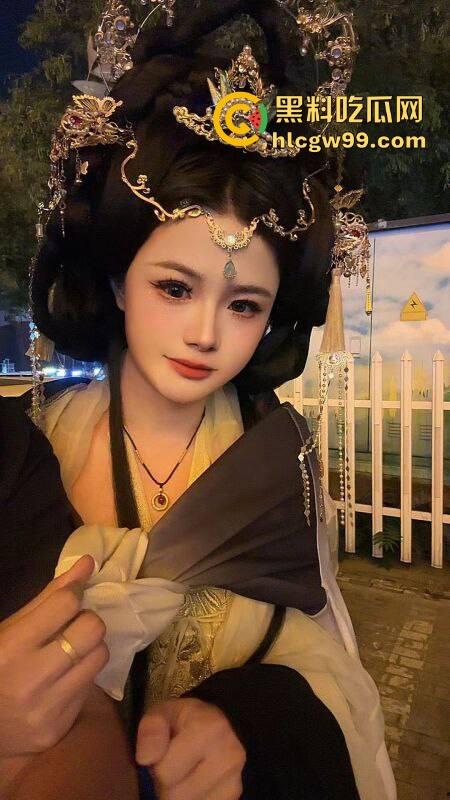 逆天老哥面基大屌萝莉,边爆菊边手淫,一夜大战酣畅淋漓,润滑油整整用了一瓶全见底,这画面太狠了!-8