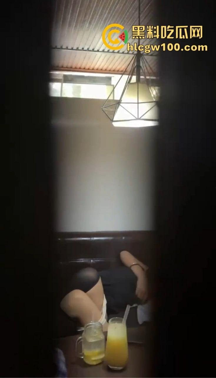 奶茶店上演学生激情啪啪直播大曝光,四川雅安白丝JK校服高中妹忘拉窗帘,被全程偷拍娇喘声浪到奶茶洒一桌!-14