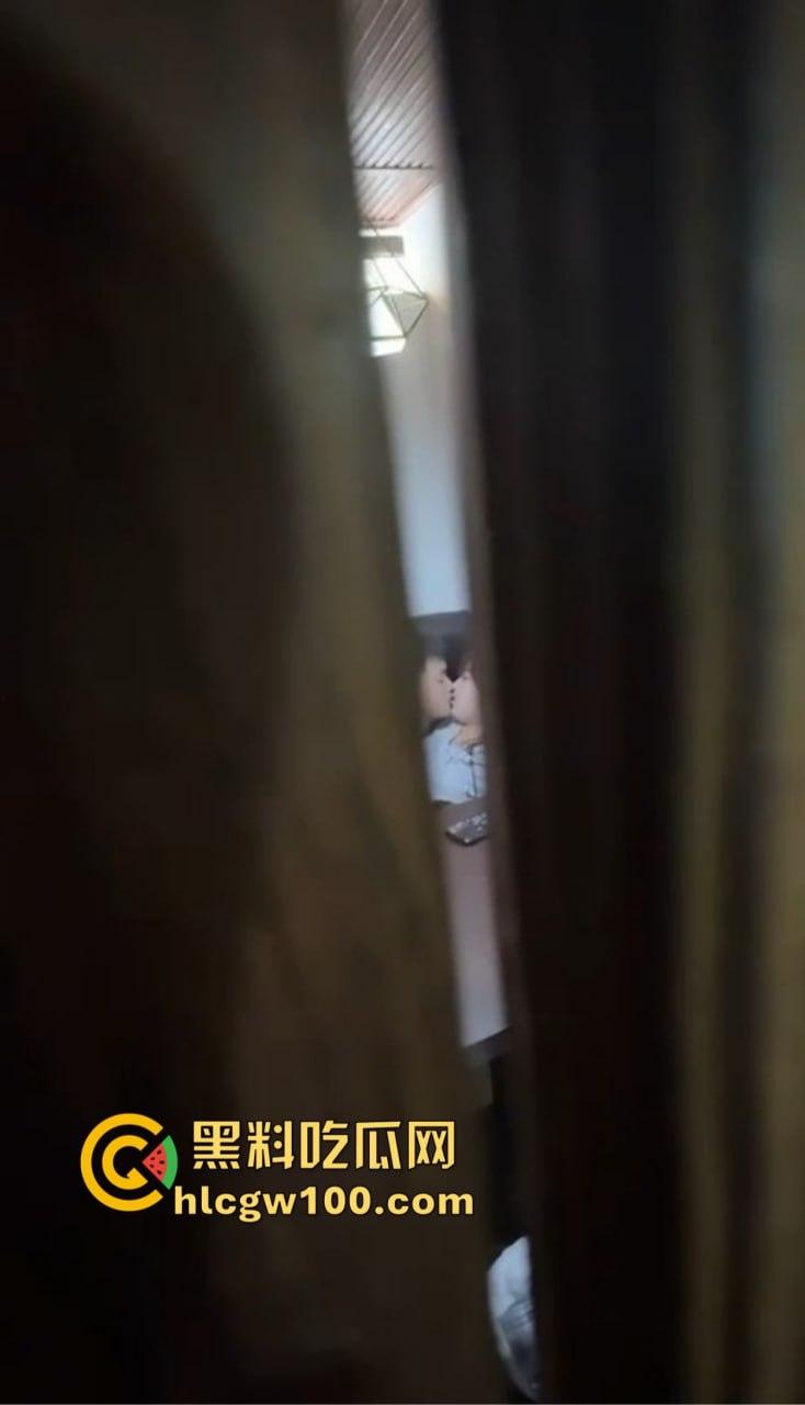 奶茶店上演学生激情啪啪直播大曝光,四川雅安白丝JK校服高中妹忘拉窗帘,被全程偷拍娇喘声浪到奶茶洒一桌!-15