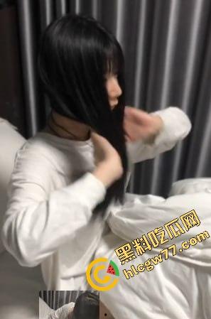 大一新生勾搭体育生狂野约炮!口活熟练吞精如神,多角度偷拍完事后还喝益生菌补精!-1