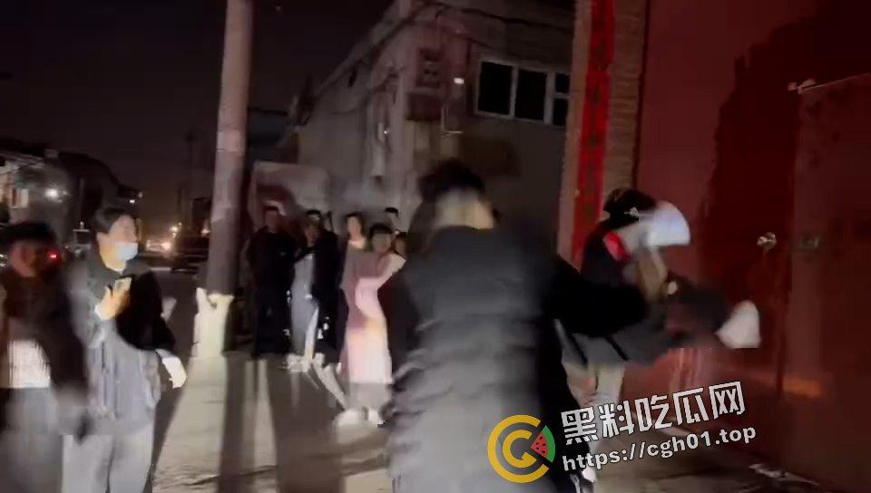 河北定州捉奸大战 被婆婆捉奸车震 带人上门大战 犹如黑帮大战现场 前排吃瓜-10