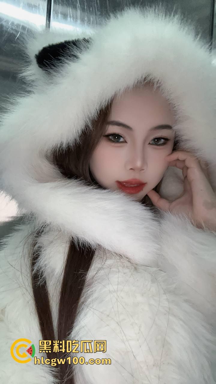 虎牙主播榜一大哥视角玩花活,双视角直播爆火, 上面露脸撩粉,下面给金主抠逼骚到飞起不赏都不好意思!-1