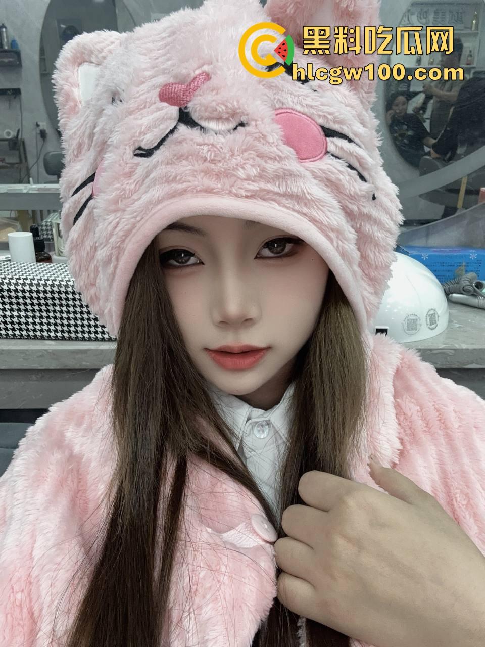 虎牙主播榜一大哥视角玩花活,双视角直播爆火, 上面露脸撩粉,下面给金主抠逼骚到飞起不赏都不好意思!-3