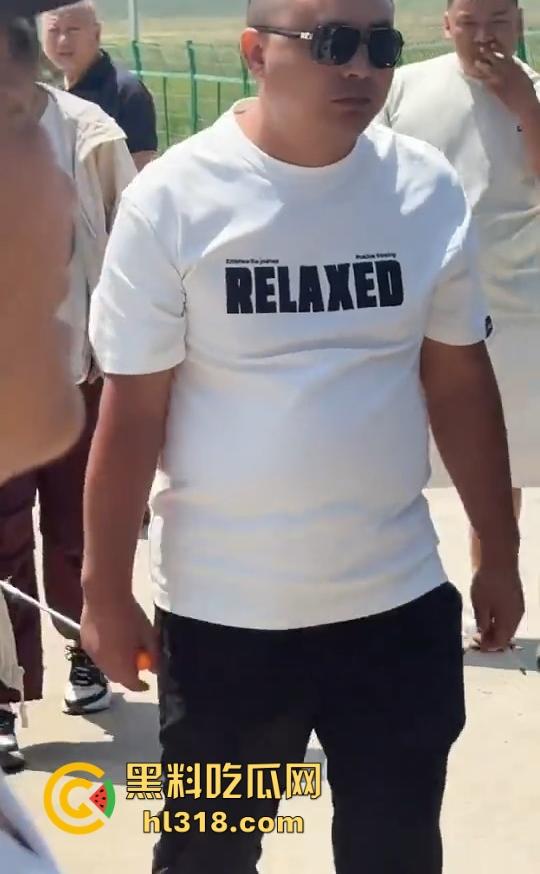 荷叶坪旅游区，怒遇车霸一台车堵了几百台车，手里拿着改锥当武器叫嚣，真是恶人多搞事呗！-7